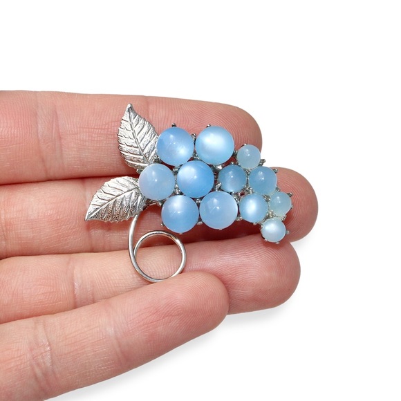 Vintage Blue Moonglow Lucite Grape Brooch Silver Tone Moon Glow Fruit Pin - Picture 3 of 3